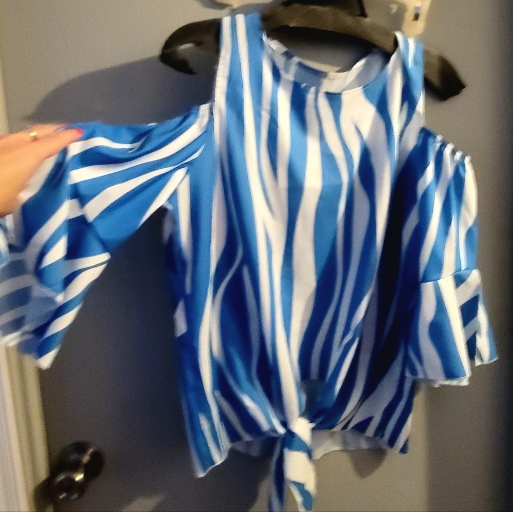 Ladies cold shoulder tie in front Blue and White blouse. Size LG.